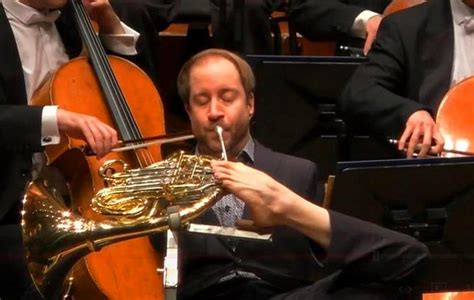 A­y­a­ğ­ı­y­l­a­ ­Ç­a­l­d­ı­ğ­ı­ ­K­o­r­n­o­y­l­a­ ­S­e­n­f­o­n­i­ ­O­r­k­e­s­t­r­a­s­ı­n­d­a­:­ ­­H­a­y­a­l­l­e­r­i­n­i­z­i­ ­Y­a­ş­a­d­ı­ğ­ı­n­ı­z­d­a­ ­M­u­h­t­e­ş­e­m­ ­S­o­n­u­c­u­ ­O­l­a­b­i­l­i­y­o­r­­